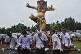 Sejumlah warga menggotong ogoh-ogoh saat mengikuti prosesi upacara Tawur Agung Kesanga di Pura Eka Wira Anantha di Serang, Banten, Rabu (6/3/2019). Tawur Agung Kesanga dilangsungkan sehari sebelum pelaksanaan Hari Raya Nyepi Tahun Baru Saka 1941. (ANTARA FOTO)