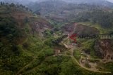 Foto udara kerusakan alam akibat aktivitas penambangan di Kawasan Bandung Utara, Cimenyan, Kabupaten Bandung, Jawa Barat, Kamis (7/3/2019). Manajer Advokasi dan Kampanye Walhi Jawa Barat Meiki W Paendong menyatakan kerusakan alam yang terjadi di Kawasan Bandung Utara dapat menyebabkan bencana ekologi seperti yang telah terjadi banjir bandang di Cicaheum pada tahun lalu dan banjir bandang pasir jati yang menyebabkan tiga orang meninggal dunia. ANTARA JABAR/Raisan Al Farisi/agr