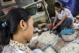 Warga menumbuk biji aren untuk dijadikan kolang kaling di Kampung Cimapag, Desa Sirnaresmi, Cisolok, Kabupaten Sukabumi, Jawa Barat, Kamis (7/3/2019). Dalam satu hari, warga setempat mampu memproduksi sebanyak 100 kilogram kolang kaling yang dijual seharga Rp3 ribu per kg dan didistribusikan ke sejumlah Pasar Induk di Sukabumi. ANTARA JABAR/Nurul Ramadhan/agr.