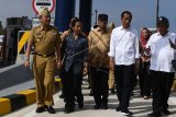 Presiden Joko Widodo (kedua kanan) berbincang dengan Menteri PUPR Basuki Hadimuljono (kanan), Menteri Perhubungan Budi Karya Sumadi (tengah), Menteri BUMN Rini Soemarno (kedua kiri) dan Gubernur Lampung Muhammad Ridho Ficardo seusai meresmikan tol Trans Sumatera ruas Bakauheni-Terbanggi Besar di Gerbang Tol Natar, Lampung Selatan, Lampung, Jumat (8/3/2019). Presiden meresmikan Jalan Tol Trans Sumatera ruas Bakauheni - Terbanggi Tinggi Besar sepanjang 140,9 km dalam rangka konektivitas dan percepatan jalur distribusi dari Pulau Jawa ke Sumatera atau sebaliknya. (ANTARA FOTO)