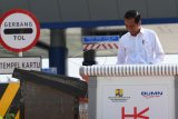 Presiden Joko Widodo membubuhkan tanda tangan ketika meresmikan tol Trans Sumatera ruas Bakauheni-Terbanggi Besar di Gerbang Tol Natar, Lampung Selatan, Lampung, Jumat (8/3/2019). Presiden meresmikan Jalan Tol Trans Sumatera ruas Bakauheni-Terbanggi Tinggi Besar sepanjang 140,9 kilometer dalam rangka konektivitas dan percepatan jalur distribusi dari Pulau Jawa ke Sumatera atau sebaliknya. (ANTARA FOTO)