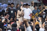 Calon Presiden nomor urut 02 Prabowo Subianto menyapa pendukungnya sebelum menghadiri kuliah umum di Kampus Universitas Kebangsaan Republik Indonesia (UKRI), Bandung, Jawa Barat, Jumat (8/3/2019). Prabowo akan menyampaikan kuliah umum bertajuk Renaisans Indonesia. ANTARA JABAR/M Agung Rajasa/agr.