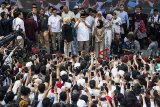 Calon Presiden nomor urut 02 Prabowo Subianto (tengah) bersama penyanyi Nissa Sabyan (keenam kanan) menyapa pendukung sebelum menghadiri kuliah umum di Kampus Universitas Kebangsaan Republik Indonesia (UKRI), Bandung, Jawa Barat, Jumat (8/3/2019). Prabowo akan menyampaikan kuliah umum bertajuk Renaisans Indonesia. ANTARA JABAR/M Agung Rajasa/agr.