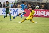 Pesepakbola Persib Bandung Frets Listanto Butuan (tengah) melepas tendangan kearah penjaga gawang Persebaya Surabaya Abdul Rohim (kanan) saat pertandingan Grup A Piala Presiden di Stadion Si Jalak Harupat, Kabupaten Bandung, Jawa Barat, Kamis (7/3/2019). Pertandingan tersebut dimenangkan oleh Persebaya Surabaya dengan skor 3-2. ANTARA JABAR/M Agung Rajasa/agr.