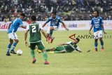 Pesepakbola Persebaya Surabaya Manuchehr Jalilov (kedua kanan) berusaha merebut bola dari pesepakbola Persib Bandung Beckham Putra Nugraha (kiri) dan Saefulloh Maulana (tengah) saat pertandingan Grup A Piala Presiden di Stadion Si Jalak Harupat, Kabupaten Bandung, Jawa Barat, Kamis (7/3/2019). Pertandingan tersebut dimenangkan oleh Persebaya Surabaya dengan skor 3-2. ANTARA JABAR/M Agung Rajasa/agr.