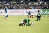 Pesepakbola Persebaya Surabaya Hansamu Yama Pranata (tengah) melakukan sujud syukur usai pertandingan Grup A Piala Presiden antara Persib Bandung dengan Persebaya Surabaya di Stadion Si Jalak Harupat, Kabupaten Bandung, Jawa Barat, Kamis (7/3/2019). Pertandingan tersebut dimenangkan oleh Persebaya Surabaya dengan skor 3-2. ANTARA JABAR/M Agung Rajasa/agr.