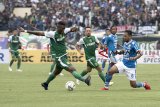 PERSIB BANDUNG VS PERSEBAYA SURABAYA. Pesepakbola Persib Bandung Saepuloh Maulana (kanan) berebut bola dengan pesepakbola Persebaya Surabaya Amido Balde (kiri) saat pertandingan Grup A Piala Presiden di Stadion Si Jalak Harupat, Kabupaten Bandung, Jawa Barat, Kamis (7/3/2019). Pertandingan tersebut dimenangkan oleh Persebaya Surabaya dengan skor 3-2. ANTARA JABAR/M Agung Rajasa/agr.