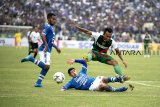 PERSIB BANDUNG VS PERSEBAYA SURABAYA. Pesepakbola Persib Bandung Esteban Gabrel Vizcarra (tengah) dan Ardi Idrus (kiri) berebut bola dengan pesepakbola Persebaya Surabaya Irfan Jaya (kanan) saat pertandingan Grup A Piala Presiden di Stadion Si Jalak Harupat, Kabupaten Bandung, Jawa Barat, Kamis (7/3/2019). Pertandingan tersebut dimenangkan oleh Persebaya Surabaya dengan skor 3-2. ANTARA JABAR/M Agung Rajasa/agr.