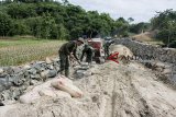 Sejumlah anggota TNI dan warga bergotong royong membangun jembatan antar Desa saat program Tentara Manunggal Membangun Desa (TMMD) di Desa Purwasedar, Ciracap, Kabupaten Sukabumi, Jawa Barat, Jumat (8/3/2019). Kodim 0622/Kabupaten Sukabumi melaksanakan program TMMD ke-104 diantaranya membangun jalan penghubung antar Desa sepanjang 5,5 km, membangun jembatan sepanjang 24 meter di atas sungai Cibangel dan pembangunan tiga gorong-gorong plat beton sepanjang 4 meter yang dilaksanakan selama 30 hari. ANTARA JABAR/Nurul Ramadhan/agr