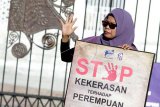 Aktivis dan politisi menggelar aksi unjuk rasa memperingati hari perempuan sedunia 2019 di Banda Aceh, Jumat (8/3/2019). Aksi damai yang melibatkan aktivis, politisi dan mahasiswa tersebut mengangkat tema melawan kekerasan seksual dan mewujudkan pemilu bersih. (ANTARA FOTO)