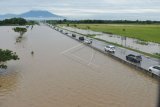 Susasana jalan tol Trans Jawa ruas Ngawi-Kertosono pada KM 603-604 yang terendam banjir di Desa Glonggong, Balerejo, Kabupaten Madiun, Jawa Timur, Kamis (7/3/2019). Luapan Sungai Madiun serta beberapa anak sungainya mengakibatkan sejumlah wilayah di Kabupaten Madiun terendam banjir, dan jalan tol yang terendam tersebut hanya difungsikan satu ruas dengan sistem buka tutup. (ANTARA FOTO)