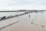 Susasana jalan tol Trans Jawa ruas Ngawi-Kertosono pada KM 603-604 yang terendam banjir di Desa Glonggong, Balerejo, Kabupaten Madiun, Jawa Timur, Kamis (7/3/2019). Luapan Sungai Madiun serta beberapa anak sungainya mengakibatkan sejumlah wilayah di Kabupaten Madiun terendam banjir, dan jalan tol yang terendam tersebut hanya difungsikan satu ruas dengan sistem buka tutup. (ANTARA FOTO)