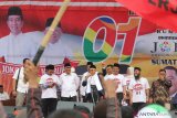 Cawapres nomor urut 01 Ma'ruf Amin (tengah) menyampaikan orasi saat menghadiri deklarasi dan pelantikan pendukung 