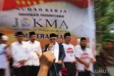 Cawapres nomor urut 01 Ma'ruf Amin (tengah) menyampaikan orasi saat menghadiri deklarasi dan pelantikan pendukung 