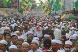 Ribuan jamaah Haul KH Muhammad Zaini Abdul Ghani (Abah Guru Sekumpul) padati jalan utama menuju makam Abah Guru Sekumpul, Martapura, Kalimantan Selatan, Sabtu (9/3/2019).Hari pertama Haul Abah Guru Sekumpul ke-14 ribuan jamaah dari berbagai daerah baik luar Negeri maupun dalam Negeri mulai memadati sekitaran Makam Abah Guru Sekumpul untuk mengikuti rangkaian kegiatan haul.Foto Antaranews Kalsel/Bayu Pratama S.