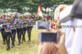 Sejumlah anggota polisi cilik melakukan atraksi pada acara Pataka Relay Millenial Road Safety di Lapangan Galuh Mas Karawang, Jawa Barat, Sabtu (9/3/2019). Aksi polisi cilik tersebut dalam rangka menyambut Pataka Relay Millenial Road Safety untuk mewujudkan Road Safety To Zero Accident.  ANTARA JABAR/M Ibnu Chazar/agr.