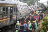 Petugas KAI mengevakuasi gerbong KRL Commuter Line 1722 yang anjlok di pintu perlintasan Kebon Pedes, Tanah Sareal, Kota Bogor, Jawa Barat, Minggu (10/3/2019). Proses evakuasi garbong kereta diprediksi selesai hingga besok pagi dan dapat kembali dilalui oleh KRL. ANTARA JABAR/Yulius Satria Wijaya/agr.