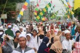 Suasana jalan utama menuju kubah Guru Sekumpul di penuhi jamaah yang mengikuti Haul KH Muhammad Zaini Abdul Ghani (Abah Guru Sekumpul) ke-14 di Sekumpul,Martapura, Kalimantan Selatan, Minggu (10/3/2019). Puluhan ribu jamaah Haul Abah Guru Sekumpul ke-14  dari berbagai daerah baik luar Negeri maupun dalam Negeri memadati kawasan Makam Abah Guru Sekumpul untuk mengikuti rangkaian kegiatan haul. Foto Antaranews Kalsel/Bayu Pratama S.