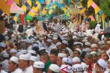 Jamaah yang mengikuti Haul KH Muhammad Zaini Abdul Ghani (Abah Guru Sekumpul) ke-14 di Sekumpul mengikuti sholat ashar di jalan Guntung Alaban,Martapura, Kalimantan Selatan, Minggu (10/3/2019). Puluhan ribu jamaah Haul Abah Guru Sekumpul ke-14  dari berbagai daerah baik luar Negeri maupun dalam Negeri memadati kawasan Makam Abah Guru Sekumpul untuk mengikuti rangkaian kegiatan haul. Foto Antaranews Kalsel/Bayu Pratama S.