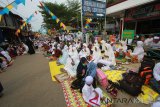 Jamaah memenuhi jalan gang maupun komplek yang berada di kawasan kubah Guru Sekumpul untuk mengikuti Haul KH Muhammad Zaini Abdul Ghani (Abah Guru Sekumpul) ke-14 di Sekumpul,Martapura, Kalimantan Selatan, Minggu (10/3/2019). Puluhan ribu jamaah Haul Abah Guru Sekumpul ke-14  dari berbagai daerah baik luar Negeri maupun dalam Negeri memadati kawasan Makam Abah Guru Sekumpul untuk mengikuti rangkaian kegiatan haul. Foto Antaranews Kalsel/Bayu Pratama S.