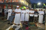 Gubernur Kalsel Sahbirin Noor menjadi imam sholat magrib berjamaah saat mengikuti Haul KH Muhammad Zaini Abdul Ghani (Abah Guru Sekumpul) ke-14 di halaman parkir tamu VVIP di Sekumpul jalan Guntung Alaban,Martapura, Kalimantan Selatan, Minggu (10/3/2019). Puluhan ribu jamaah Haul Abah Guru Sekumpul ke-14  dari berbagai daerah baik luar Negeri maupun dalam Negeri memadati kawasan Makam Abah Guru Sekumpul untuk mengikuti rangkaian kegiatan haul. Foto Antaranews Kalsel/Bayu Pratama S.