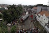 Foto udara KRL Commuter Line 1722 yang anjlok di pintu perlintasan Kebon Pedes, Tanah Sareal, Kota Bogor, Jawa Barat, Minggu (10/3/2019). Kereta Rel Listrik (KRL) jurusan Jatinegara-Bogor terguling di kawasan Stasiun Cilebut, Bogor. PT Kereta Commmuter Indonesia (KCI) mengatakan penyebab kecelakaan tersebut karena gerbong kereta tertimpa tiang listrik aliran atas (LAA). ANTARA JABAR/Yulius Satria Wijaya/agr.