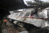 Kondisi KRL Commuter Line 1722 yang anjlok di pintu perlintasan Kebon Pedes, Tanah Sareal, Kota Bogor, Jawa Barat, Minggu (10/3/2019). Kereta Rel Listrik (KRL) jurusan Jatinegara-Bogor terguling di kawasan Stasiun Cilebut, Bogor. PT Kereta Commmuter Indonesia (KCI) mengatakan penyebab kecelakaan tersebut karena gerbong kereta tertimpa tiang listrik aliran atas (LAA). ANTARA JABAR/Yulius Satria Wijaya/agr.