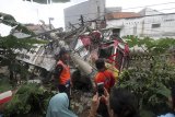 Warga melihat KRL Commuter Line 1722 yang anjlok di pintu perlintasan Kebon Pedes, Tanah Sareal, Kota Bogor, Jawa Barat, Minggu (10/3/2019). Kereta Rel Listrik (KRL) jurusan Jatinegara-Bogor terguling di kawasan Stasiun Cilebut, Bogor. PT Kereta Commmuter Indonesia (KCI) mengatakan penyebab kecelakaan tersebut karena gerbong kereta tertimpa tiang listrik aliran atas (LAA). ANTARA JABAR/Yulius Satria Wijaya/agr.