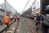 Petugas PT KAI  mengevakuasi  KRL Commuter Line 1722 yang anjlok di pintu perlintasan Kebon Pedes, Tanah Sareal, Kota Bogor, Jawa Barat, Minggu (10/3/2019). Kereta Rel Listrik (KRL) jurusan Jatinegara-Bogor terguling di kawasan Stasiun Cilebut, Bogor. PT Kereta Commmuter Indonesia (KCI) mengatakan penyebab kecelakaan tersebut karena gerbong kereta tertimpa tiang listrik aliran atas (LAA). ANTARA JABAR/Yulius Satria Wijaya/agr.