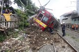 Petugas PT KAI  mengevakuasi  KRL Commuter Line 1722 yang anjlok di pintu perlintasan Kebon Pedes, Tanah Sareal, Kota Bogor, Jawa Barat, Minggu (10/3/2019). Kereta Rel Listrik (KRL) jurusan Jatinegara-Bogor terguling di kawasan Stasiun Cilebut, Bogor. PT Kereta Commmuter Indonesia (KCI) mengatakan penyebab kecelakaan tersebut karena gerbong kereta tertimpa tiang listrik aliran atas (LAA). ANTARA JABAR/Yulius Satria Wijaya/agr.