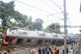 Warga melihat KRL Commuter Line 1722 yang anjlok di pintu perlintasan Kebon Pedes, Tanah Sareal, Kota Bogor, Jawa Barat, Minggu (10/3/2019). KRL yang mengalami kecelakaan tersebut merupakan KRL jurusan Jatinegara-Bogor yang mengalami kendala tertimpa tiang Listrik Aliran Atas (LAA) diantara Stasiun Cilebut-Bogor yang mengakibatkan enam korban luka-luka termasuk masinis yang telah dibawa ke rumah sakit. ANTARA JABAR/Arif Firmansyah/agr