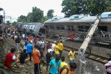 Warga melihat KRL Commuter Line 1722 yang anjlok di pintu perlintasan Kebon Pedes, Tanah Sareal, Kota Bogor, Jawa Barat, Minggu (10/3/2019). KRL yang mengalami kecelakaan tersebut merupakan KRL jurusan Jatinegara-Bogor yang mengalami kendala tertimpa tiang Listrik Aliran Atas (LAA) diantara Stasiun Cilebut-Bogor yang mengakibatkan enam korban luka-luka termasuk masinis yang telah dibawa ke rumah sakit. ANTARA JABAR/Arif Firmansyah/agr