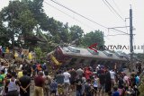 Warga melihat KRL Commuter Line 1722 yang anjlok di pintu perlintasan Kebon Pedes, Tanah Sareal, Kota Bogor, Jawa Barat, Minggu (10/3/2019). KRL yang mengalami kecelakaan tersebut merupakan KRL jurusan Jatinegara-Bogor yang mengalami kendala tertimpa tiang Listrik Aliran Atas (LAA) diantara Stasiun Cilebut-Bogor yang mengakibatkan enam korban luka-luka termasuk masinis yang telah dibawa ke rumah sakit.  ANTARA JABAR/Arif Firmansyah/agr
