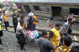 Petugas membawa korban KRL Commuter Line 1722 yang anjlok di pintu perlintasan Kebon Pedes, Tanah Sareal, Kota Bogor, Jawa Barat, Minggu (10/3/2019). KRL yang mengalami kecelakaan tersebut merupakan KRL jurusan Jatinegara-Bogor yang mengalami kendala tertimpa tiang Listrik Aliran Atas (LAA) diantara Stasiun Cilebut-Bogor yang mengakibatkan enam korban luka-luka termasuk masinis yang telah dibawa ke rumah sakit. ANTARA JABAR/Arif Firmansyah/agr