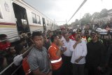 Menteri Perhubungan Budi Karya Sumadi (kedua kanan) didampingi Wali Kota Bogor Bima Arya (kanan) meninjau lokasi kecelakaan KRL di Kebon Pedes, Tanah Sareal, Kota Bogor, Jawa Barat, Minggu (10/3/2019). Budi Karya Sumadi memastikan proses  evakuasi harus selesai selama satu malam, sehingga besok pagi jalur perlintasan kereta sudah bisa digunakan.  ANTARA JABAR/Yulius Satria Wijaya/agr