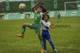 Pemain dari tim SD Madrasah Ibtidaiyah Negeri 2 Margasari (hijau) berebut bola dengan pemain dari tim SDN Kayuringin (putih) saat menjalani babak semifinal Milo Football Championship di Stadion Siliwangi, Bandung, Jawa Barat, Minggu (10/3/2019). Milo Football Championship yang merupakan kompetisi U-11 antar-Sekolah Dasar dan diikuti oleh 640 tim yang dibagi dari lima regional tersebut digelar untuk pencarian bakat  muda pesepakbola sejak dini. ANTARA JABAR/Raisan Al Farisi/agr.