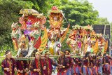 Sejumlah anak pengantin sunat diarak menggunakan sisingaan di jalan Curug-Kosambi, Karawang, Jawa Barat, Minggu (10/3/2019). Tradisi sisingaan itu diadakan untuk merayakan pesta sunatan dan melestarikan khasanah budaya Nusantara. ANTARA JABAR/M Ibnu Chazar/agr