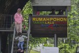 Wisatawan menuruni rumah pohon di Taman Lalu Lintas Ade Irma Suryani Nasution Bandung, Jawa Barat, Minggu (10/3/2019). Taman lalu lintas yang memiliki luas 3,5 hektare dan diresmikan pada 1 Maret 1958 tersebut selain menawarkan wisata edukasi lalu lintas, juga menjadi indikator Kota Bandung sebagai satu dari 10 Kota percontohan keselamatan lalu lintas. ANTARA JABAR/Raisan Al Farisi/agr