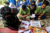 Relawan demokrasi basis disabilitas Komisi Independen Pemilihan (KIP) Lhokseumawe mensosialisasikan Pemilihan Umum (Pemilu) bagi pemilih pemula kaum disabilitas di Sekolah Luar Biasa (SLB) Cinta Mandiri, Desa Panggoi, Lhokseumawe, Aceh, Senin (11/3/). Kegiatan itu bertujuan mengedukasi pemilih pemula kaum disabilitas tentang tata cara mencoblos surat suara dalam Pemilu 2019. (Antara Aceh/Rahmad)