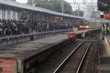 Sejumlah penumpang menunggu rangkaian kereta paska kecelakaan KRL, di Stasiun Cilebut , Bogor, Jawa Barat, Senin (11/3/2019). Kereta Listrik (KRL) jurusan Jakarta-Bogor dapat kembali  beroperasi setelah gerbong kereta yang rampung dievakuasi pada Senin (11/3) dini hari, pemberangkatan KRL dari Stasiun Bogor dapat dilayani mulai pukul 05.00 WIB dengan menggunakan satu jalur bergantian. ANTARA JABAR/Yulius Satria Wijaya/agr