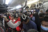 Suasana dalam rangkaian kereta di Stasiun Cilebut , Bogor, Jawa Barat, Senin (11/3/2019). Kereta Listrik (KRL) jurusan Jakarta-Bogor dapat kembali  beroperasi setelah gerbong kereta yang rampung dievakuasi pada Senin (11/3) dini hari, pemberangkatan KRL dari Stasiun Bogor dapat dilayani mulai pukul 05.00 WIB dengan menggunakan satu jalur bergantian. ANTARA JABAR/Yulius Satria Wijaya/agr