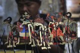 Perajin menyelesaikan pembuatan kerajinan miniatur wayang kulit di Indramayu, Jawa Barat, Senin (11/3/2019). Kerajinan miniatur wayang kulit tersebut dijual seharga Rp500 ribu hingga Rp2 juta perunit tergantung motif. ANTARA JABAR/Dedhez Anggara/agr