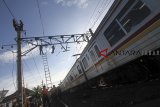 Pekerja  melakukan perbaikan Listrik Aliran Atas (LAA) paska kecelakaan KRL di kawasan Kebon Pedes, Bogor, Jawa Barat, Senin (11/3/2019). PT KCI  mengupayakan perbaikan LAA serta penggantian tiang pada jalur rel, agar jadwal kereta kembali normal. ANTARA JABAR/Yulius Satria Wijaya/agr