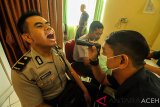 Petugas Bidokkes Polda Aceh melakukan pemeriksaan Kesehatan Berkala (Riksela) anggota Polisi di Klinik Mapolres Lhokseumawe, Aceh, Senin (11/3). Riksela personel Polisi dan Brimob meliputi pemeriksaan gigi, pengecekan ontodogram dan terapi kesehatan jiwa itu untuk mendeteksi dan meningkatkan kesehatan personel Polri untuk mendukung profesionalisme pelaksanaan tugas Polisi menghadapi pengamanan Pemilu 2019. (Antara Aceh/Rahmad)
