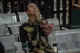 Mantan Wali Kota Cimahi Itoc Tochija menggunakan alat bantu pernapasan saat menjalani sidang perdana di Pengadilan Tipikor Bandung, Jawa Barat, Senin (11/3/2019). Sidang perdana tersebut beragendakan pembacaan dakwaan terkait kasus dugaan korupsi penyertaan modal daerah pada Perusahaan Daerah Jati Mandiri (PDJM) dan PT Lingga Buana Wisrea untuk pembangunan Pasar Raya Cibeureum dan Pembangunan sub terminal. ANTARA JABARO/Raisan Al Farisi/agr