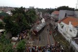 Foto udara KRL Commuter Line 1722 yang anjlok di pintu perlintasan Kebon Pedes, Tanah Sareal, Kota Bogor, Jawa Barat, Minggu (10/3/2019). KRL yang mengalami kecelakaan tersebut merupakan KRL jurusan Jatinegara-Bogor yang tertimpa tiang Listrik Aliran Atas (LAA) di antara Stasiun Cilebut-Bogor yang mengakibatkan enam korban luka-luka termasuk masinis yang telah dibawa ke rumah sakit. ANTARA FOTO/Yulius Satria Wijaya/aww.