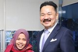 Dubes RI untuk Malaysia Rusdi Kirana berfoto dengan Siti Aisyah di KBRI Kuala Lumpur usai sidang di Mahkamah Tinggi Shah Alam, Selangor, Malaysia, Senin (11/3/2019). Dalam persidangan tersebut Jaksa Penuntut Umum menyatakan nolle prosequi (penghentian penuntutan) dalam kasus Siti Aisyah sehingga dibebaskan dari tuntutan dalam kasus dugaan pembunuhan kakak tiri pemimpin Korea Utara Kim Jong-nam. ANTARA FOTO/Fandhyta/hp.