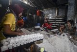 Pekerja menyelesaikan pembuatan garam tradisional di Kampung Cisayong, Kabupaten Tasikmalaya, Jawa Barat, Selasa (12/4/2019). Pemerintah menurunkan alokasi impor garam untuk kebutuhan industri pada tahun 2019 sebesar 2,7 juta ton dibanding tahun lalu sebesar 3,7 juta ton atau turun signifikan sebesar 37,03 persen. ANTARA JABAR/Adeng Bustomi/agr