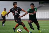 Pemain Timnas Indonesia U-23 Osvaldo Haay (kanan) berebut bola dengan pemain Semen Padang Leo Guntara dalam laga uji coba di Stadion Madya, Kompleks Gelora Bung Karno, Senayan, Jakarta, Selasa (12/3/2019). ANTARA FOTO/Sigid Kurniawan/nym.