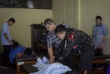 Seorang guru memberikan pelatihan teknik pijat shiatsu kepada warga difabel di Balai Rehabilitasi Sosial Penyandang Disabilitas Sensorik Netra Wyata Guna, Bandung, Jawa Barat, Selasa (12/3/2019). Pelatihan tersebut ditujukan untuk kemandirian warga difabel serta mata pencaharian setelah keluar dari Wyata Guna. ANTARA JABAR/Raisan Al Farisi/agr